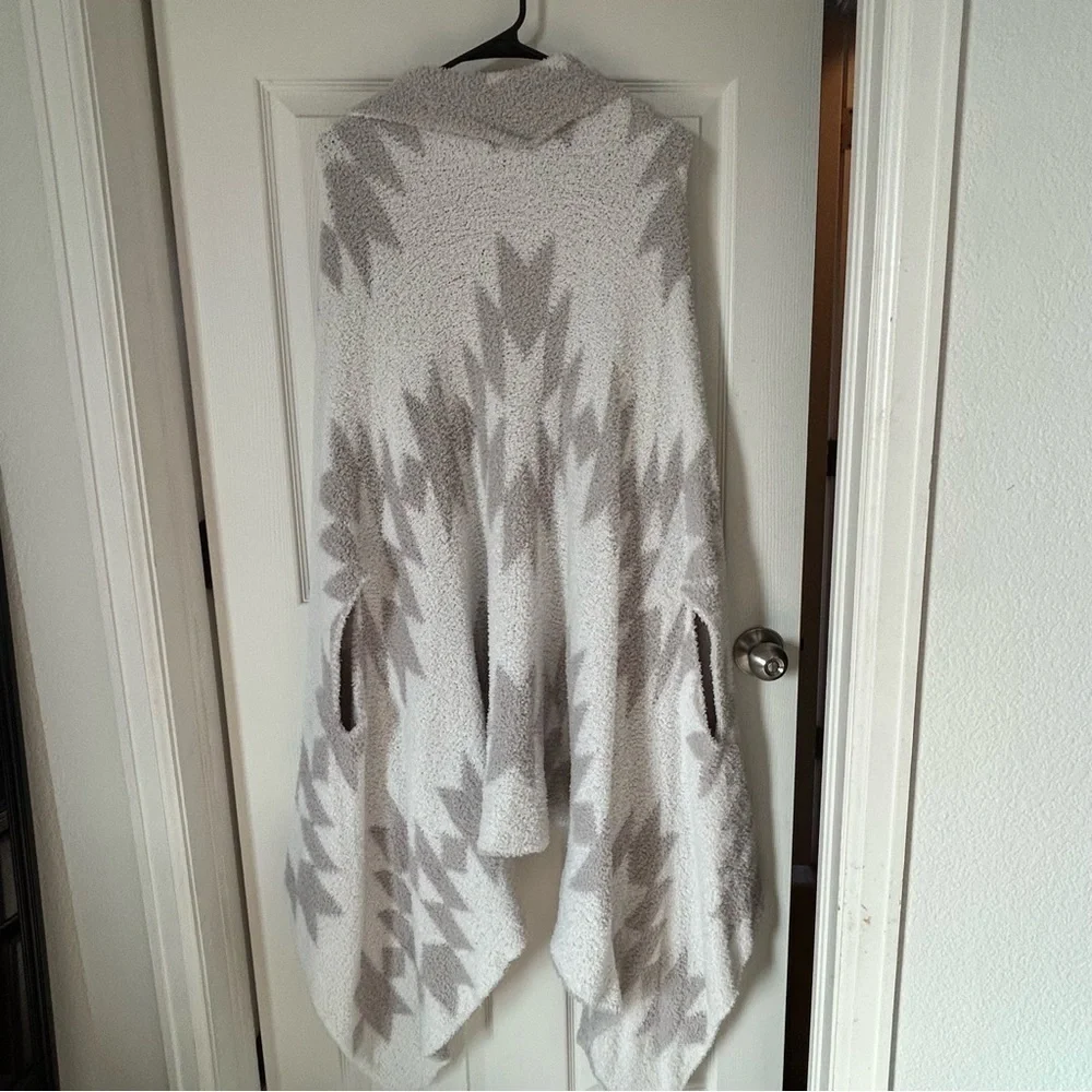 Cozy Gray Patterned Women's Sweater - Picture 2 of 6